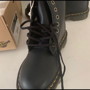 Brand new. Women’s size 8. Men size 7. Brand new.